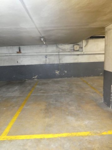 Foto 2 de Plaza de parking para coche mediano.