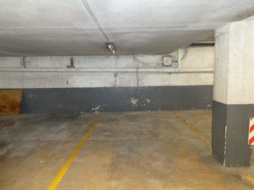 Foto 3 de Plaza de parking para coche mediano.