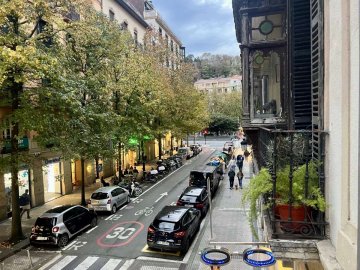 Foto 12 de Señorial piso exterior en alquiler en el centro de San Sebastián – Calle Garibai