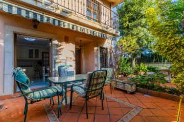 Foto 2 de Villa adosada de esquina con jardín y garaje en Egia