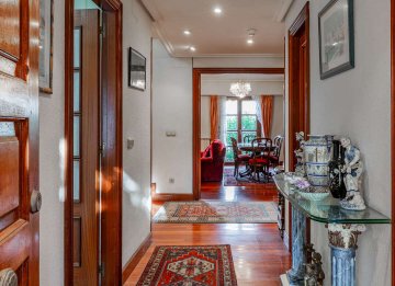 Foto 3 de Villa adosada de esquina con jardín y garaje en Egia