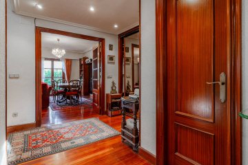 Foto 4 de Villa adosada de esquina con jardín y garaje en Egia