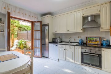 Foto 13 de Villa adosada de esquina con jardín y garaje en Egia