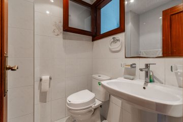 Foto 16 de Villa adosada de esquina con jardín y garaje en Egia