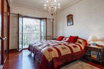 Foto 19 de Villa adosada de esquina con jardín y garaje en Egia