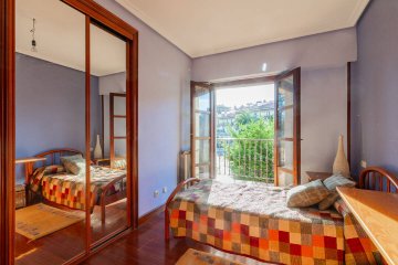 Foto 27 de Villa adosada de esquina con jardín y garaje en Egia