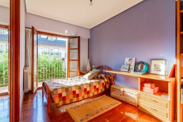 Foto 28 de Villa adosada de esquina con jardín y garaje en Egia