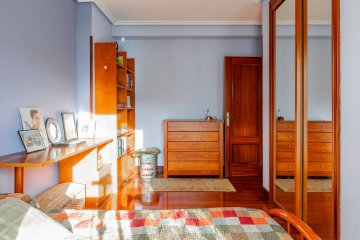 Foto 30 de Villa adosada de esquina con jardín y garaje en Egia