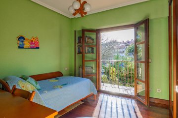 Foto 31 de Villa adosada de esquina con jardín y garaje en Egia