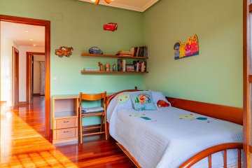 Foto 32 de Villa adosada de esquina con jardín y garaje en Egia