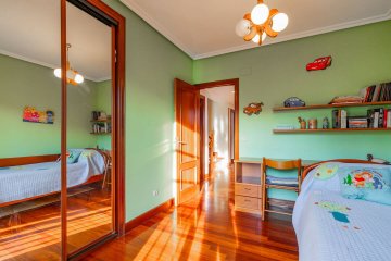 Foto 33 de Villa adosada de esquina con jardín y garaje en Egia