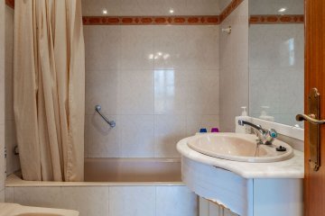 Foto 34 de Villa adosada de esquina con jardín y garaje en Egia