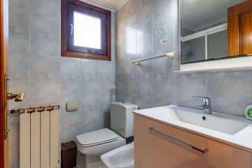 Foto 35 de Villa adosada de esquina con jardín y garaje en Egia