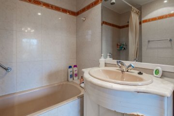 Foto 36 de Villa adosada de esquina con jardín y garaje en Egia