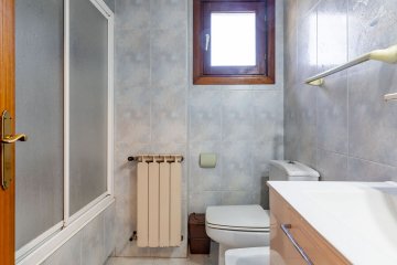 Foto 37 de Villa adosada de esquina con jardín y garaje en Egia