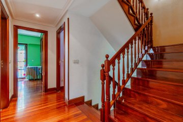 Foto 38 de Villa adosada de esquina con jardín y garaje en Egia