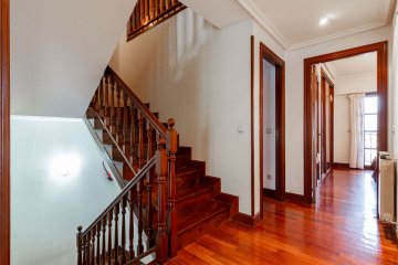 Foto 50 de Villa adosada de esquina con jardín y garaje en Egia