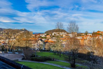 Foto 55 de Villa adosada de esquina con jardín y garaje en Egia