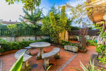 Foto 65 de Villa adosada de esquina con jardín y garaje en Egia