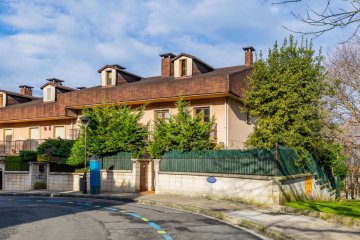 Foto 69 de Villa adosada de esquina con jardín y garaje en Egia