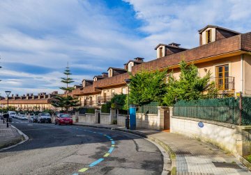 Foto 70 de Villa adosada de esquina con jardín y garaje en Egia