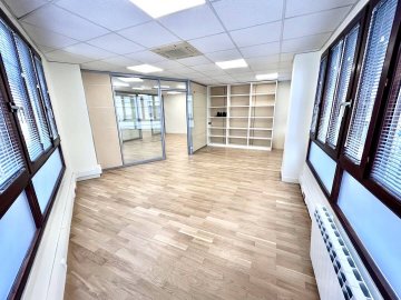 Foto 6 de Muy buena oficina de esquina en Amara Foto 6 de Muy buena oficina de esquina en Amara