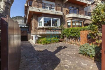 Foto 6 de Ondarreta. Zona villas, junto a la playa.