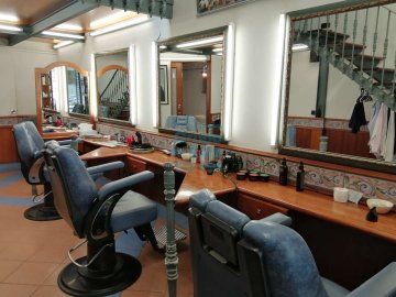 Foto 2 de Gros. Local comercial montado como peluquería con muy buen funcionamiento Foto 2 de Gros. Local comercial montado como peluquería con muy buen funcionamiento