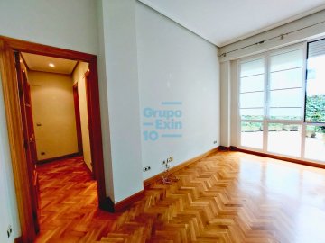 Foto 6 de Vivienda de construcción moderna con terraza junto a la Avenida de la Libertad Foto 6 de Vivienda de construcción moderna con terraza junto a la Avenida de la Libertad