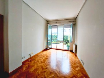 Foto 7 de Vivienda de construcción moderna con terraza junto a la Avenida de la Libertad Foto 7 de Vivienda de construcción moderna con terraza junto a la Avenida de la Libertad