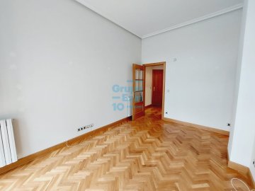 Foto 9 de Vivienda de construcción moderna con terraza junto a la Avenida de la Libertad Foto 9 de Vivienda de construcción moderna con terraza junto a la Avenida de la Libertad