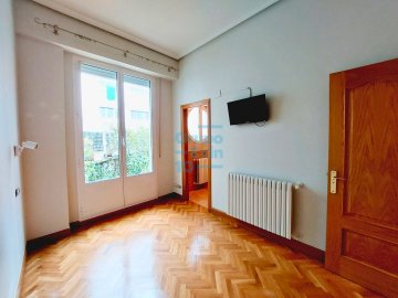 Foto 17 de Vivienda de construcción moderna con terraza junto a la Avenida de la Libertad Foto 17 de Vivienda de construcción moderna con terraza junto a la Avenida de la Libertad