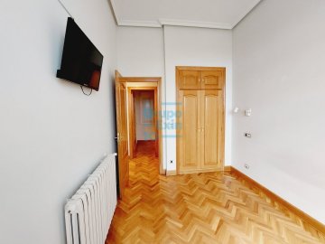 Foto 20 de Vivienda de construcción moderna con terraza junto a la Avenida de la Libertad Foto 20 de Vivienda de construcción moderna con terraza junto a la Avenida de la Libertad