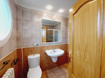 Foto 22 de Vivienda de construcción moderna con terraza junto a la Avenida de la Libertad Foto 22 de Vivienda de construcción moderna con terraza junto a la Avenida de la Libertad