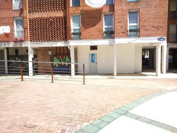 Foto 2 de En Martutene, entorno tranquilo y bien comunicado, local a pie de calle, de esquina. Ideal oficina, gremios, negocio