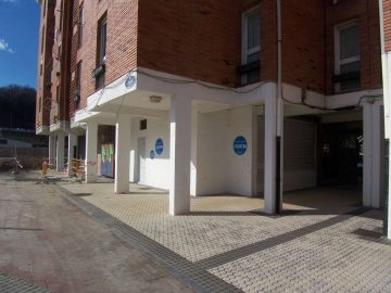 Foto 4 de En Martutene, entorno tranquilo y bien comunicado, local a pie de calle, de esquina. Ideal oficina, gremios, negocio