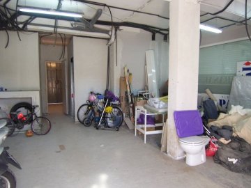 Foto 8 de En Martutene, entorno tranquilo y bien comunicado, local a pie de calle, de esquina. Ideal oficina, gremios, negocio