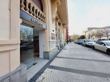 Foto 2 de Local comercial y con visibilidad en Duque de Mandas