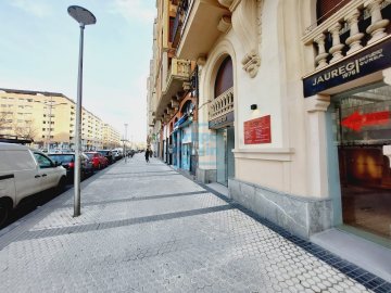 Foto 5 de Local comercial y con visibilidad en Duque de Mandas