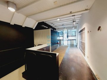 Foto 9 de Local comercial en el centro con dos escaparates y preciosa reforma