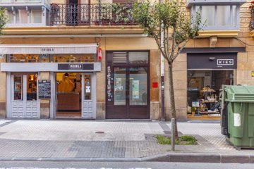 Foto 2 de Local con enormes posibilidades para utilizarlo como negocio . Perfecta ubicación en el corazón de la calle Matía de San Sebastián.