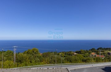 Foto 24 de En el mismo pueblo de Igeldo, con vistas totales hacia el mar y hacia la costa de Getaria y Zumaia.