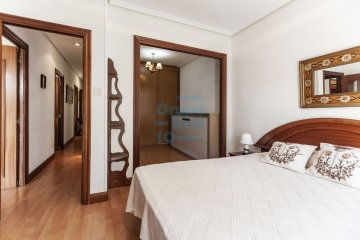 Foto 10 de Oportunidad única de vivir en el corazón de San Sebastián, piso en venta próximo a Plaza Easo y a 600m de la playa de la Concha.