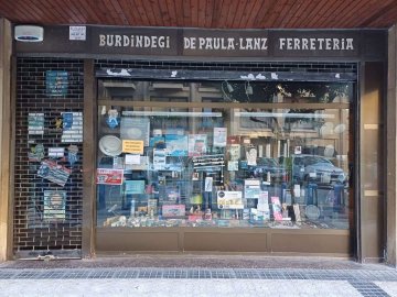 Foto 2 de Local comercial en Gros con amplio escaparate y muy bien ubicado. Superficie de 53m2 en Segundo Ipiizua