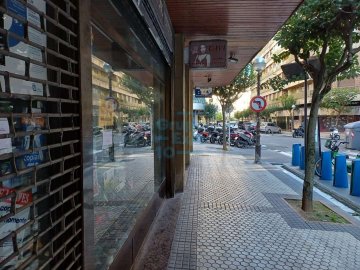 Foto 3 de Local comercial en Gros con amplio escaparate y muy bien ubicado. Superficie de 53m2 en Segundo Ipiizua