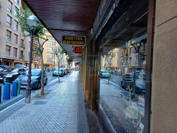 Foto 4 de Local comercial en Gros con amplio escaparate y muy bien ubicado. Superficie de 53m2 en Segundo Ipiizua