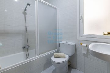 Foto 12 de Amplio piso en venta en el barrio de Gros, junto al colegio Jesuitas Foto 12 de Amplio piso en venta en el barrio de Gros, junto al colegio Jesuitas