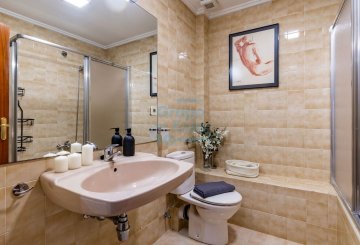 Foto 13 de Amplio piso en venta en el barrio de Gros, junto al colegio Jesuitas Foto 13 de Amplio piso en venta en el barrio de Gros, junto al colegio Jesuitas