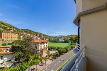 Foto 23 de Amplio piso en venta en el barrio de Gros, junto al colegio Jesuitas Foto 23 de Amplio piso en venta en el barrio de Gros, junto al colegio Jesuitas