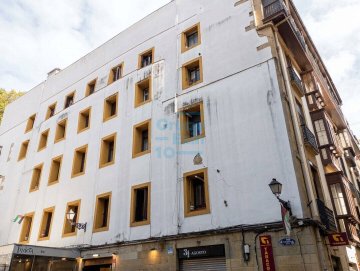 Foto 18 de Piso en venta a reformar en pleno corazón de la Parte Vieja de Donostia-San Sebastián